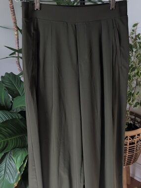 Athleta, Hard to find, loose-fit, pleated pants, Pockets - Olive